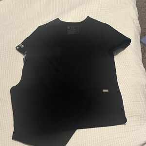 Figs Classic Black Scrub 3 pocket Top and yolo cargo pant s/s petite